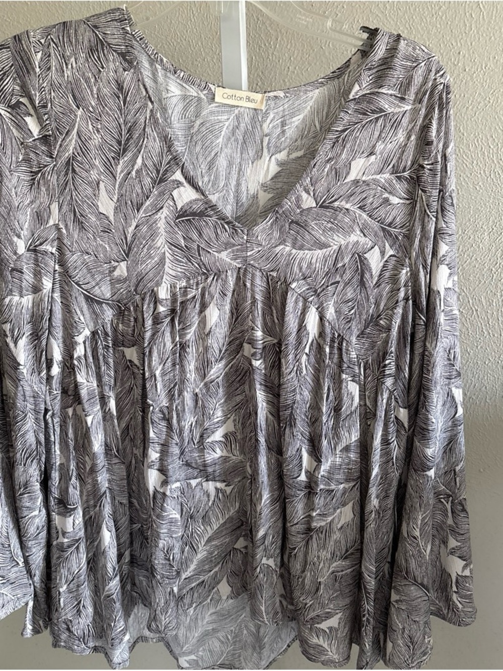 Women's Gray Leaf Print V-Neck Blouse Size Small